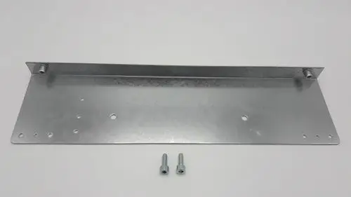 Montageplatte aus Metall mit mehreren Bohrlöchern und zwei Schrauben, geeignet für die Halterung in Anlagen von Remeha.